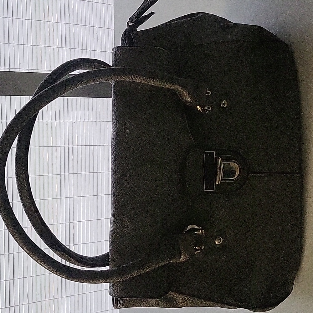 Gray snakeskin shoulder bag with snaps to allow more storage